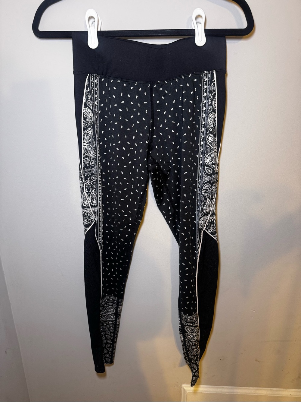 Mink Pink Black & White Print Leggings Size Small